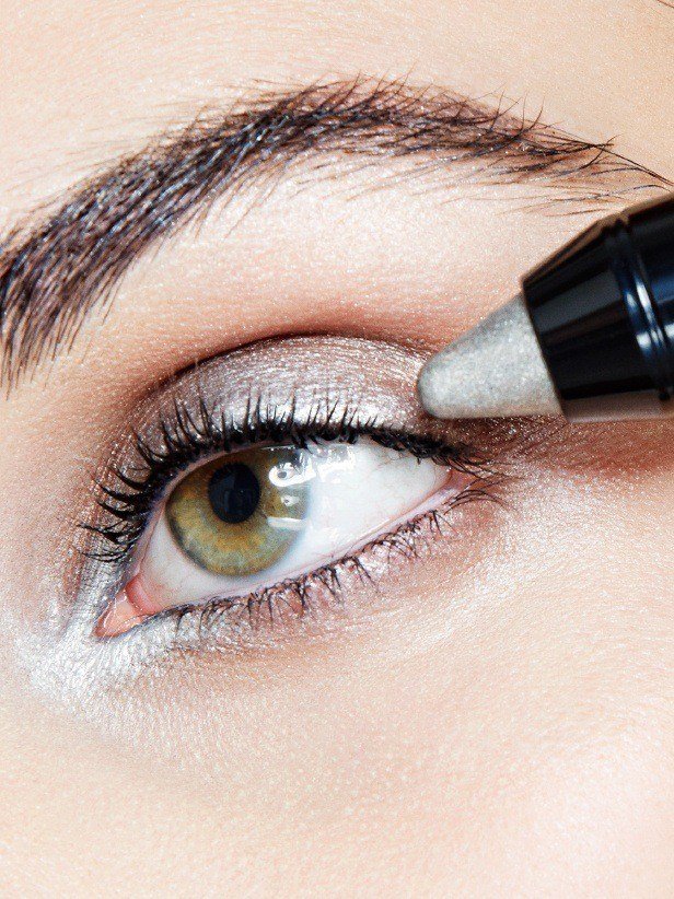 maybelline-falsies-push-up-angel-mascara-night-out-look-step-1-3x4