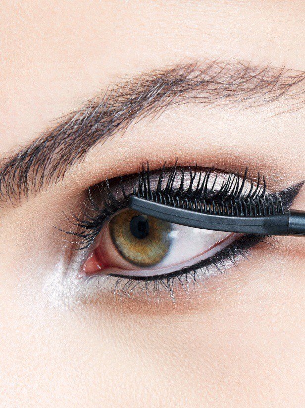 maybelline-falsies-push-up-angel-mascara-night-out-look-step-3-3x4