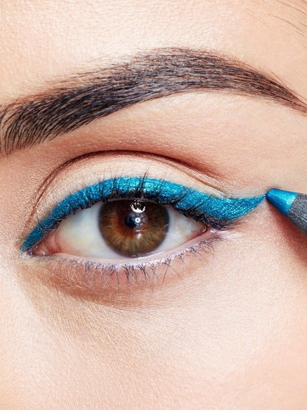 maybellline-falsies-angel-mascara-weekend-look-step-1-3x4