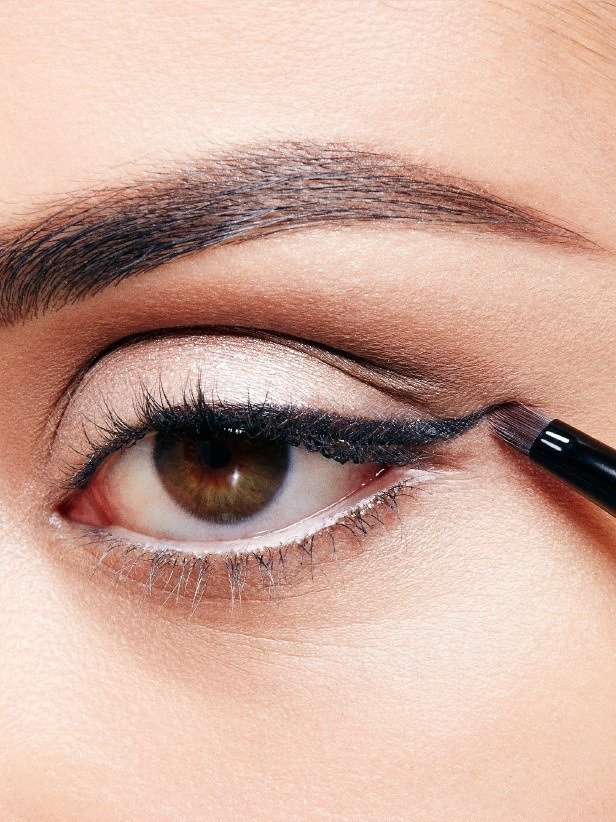maybellline-falsies-angel-mascara-work-look-step-3-3x4