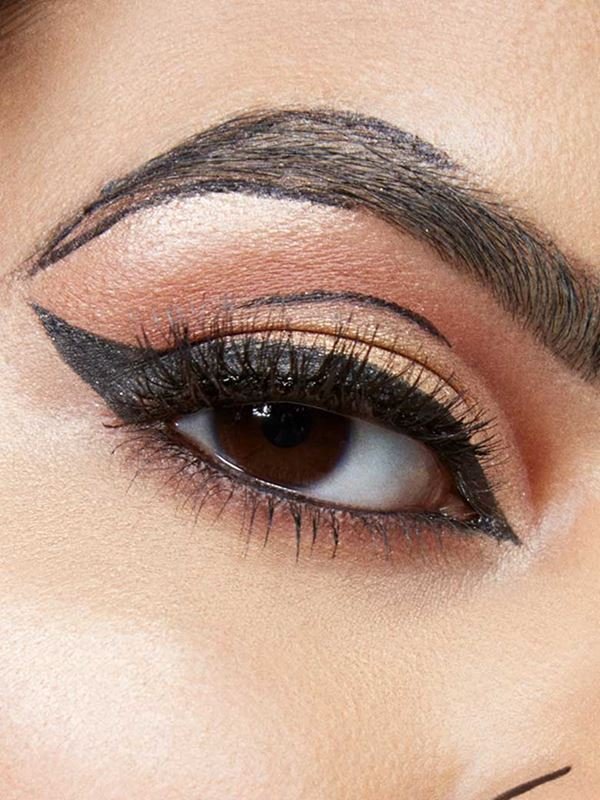 maybelline-fall-makeup-curvitude-eyeliner-super-hero-halloween-eye-macro-3x4