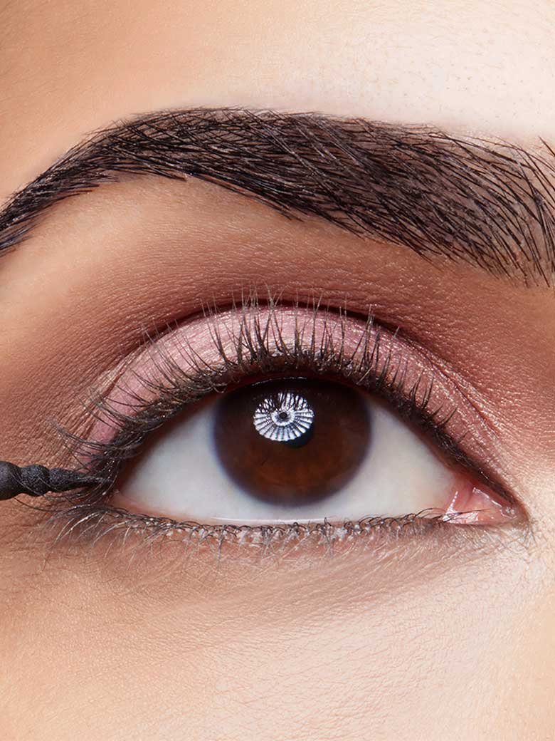 maybelline-eyeliner-lash-sensational-curvitude-liner-tightlining-application-tutorial-step2-3x4